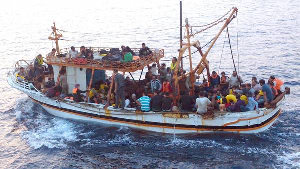 Boat with 125 Syrian refugees arrives in Italy